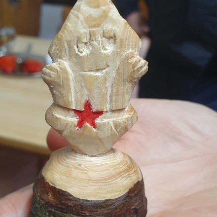 Das Logo des BDP, aus einem Stock geschnitzt, wird auf einer Hand gehalten